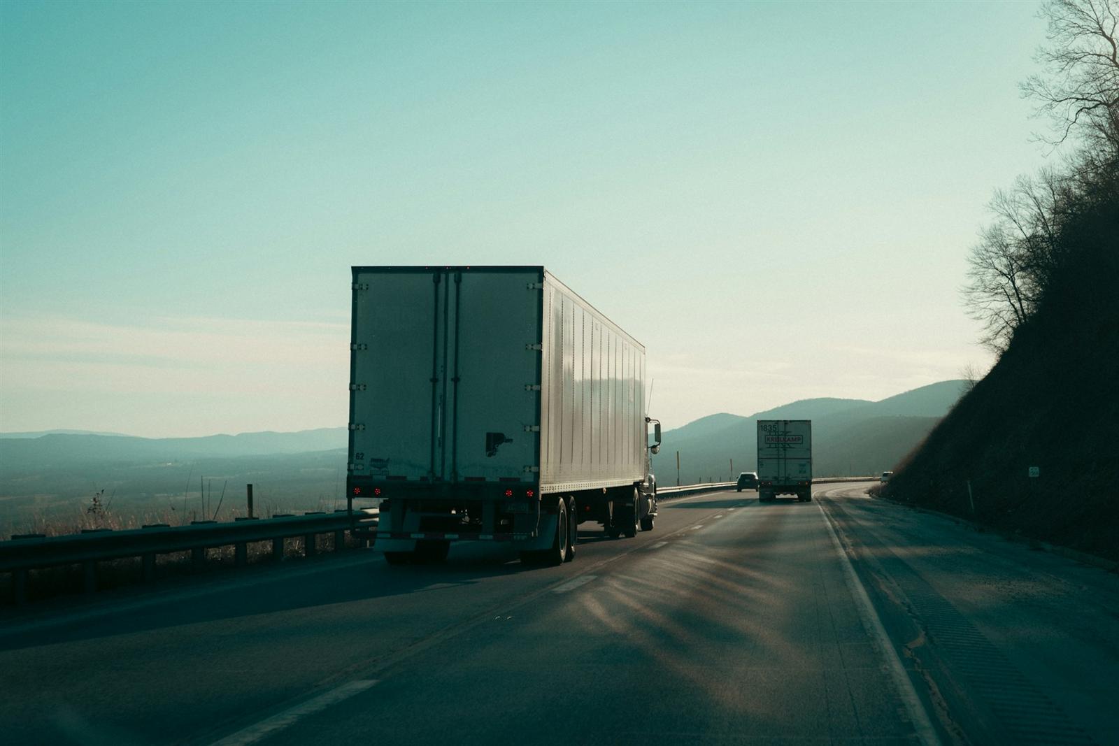 Semi-remorque sur l'autoroute